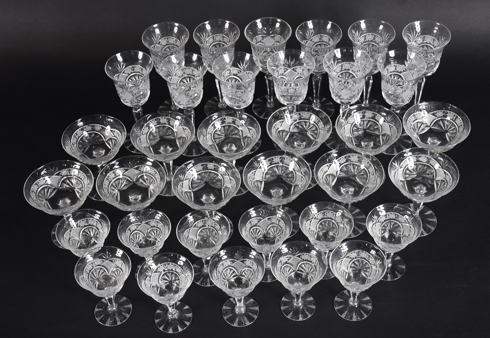 Serviço de cristal lapidado composto de: 12 taças para champagne, 12... - foto 4 de 8