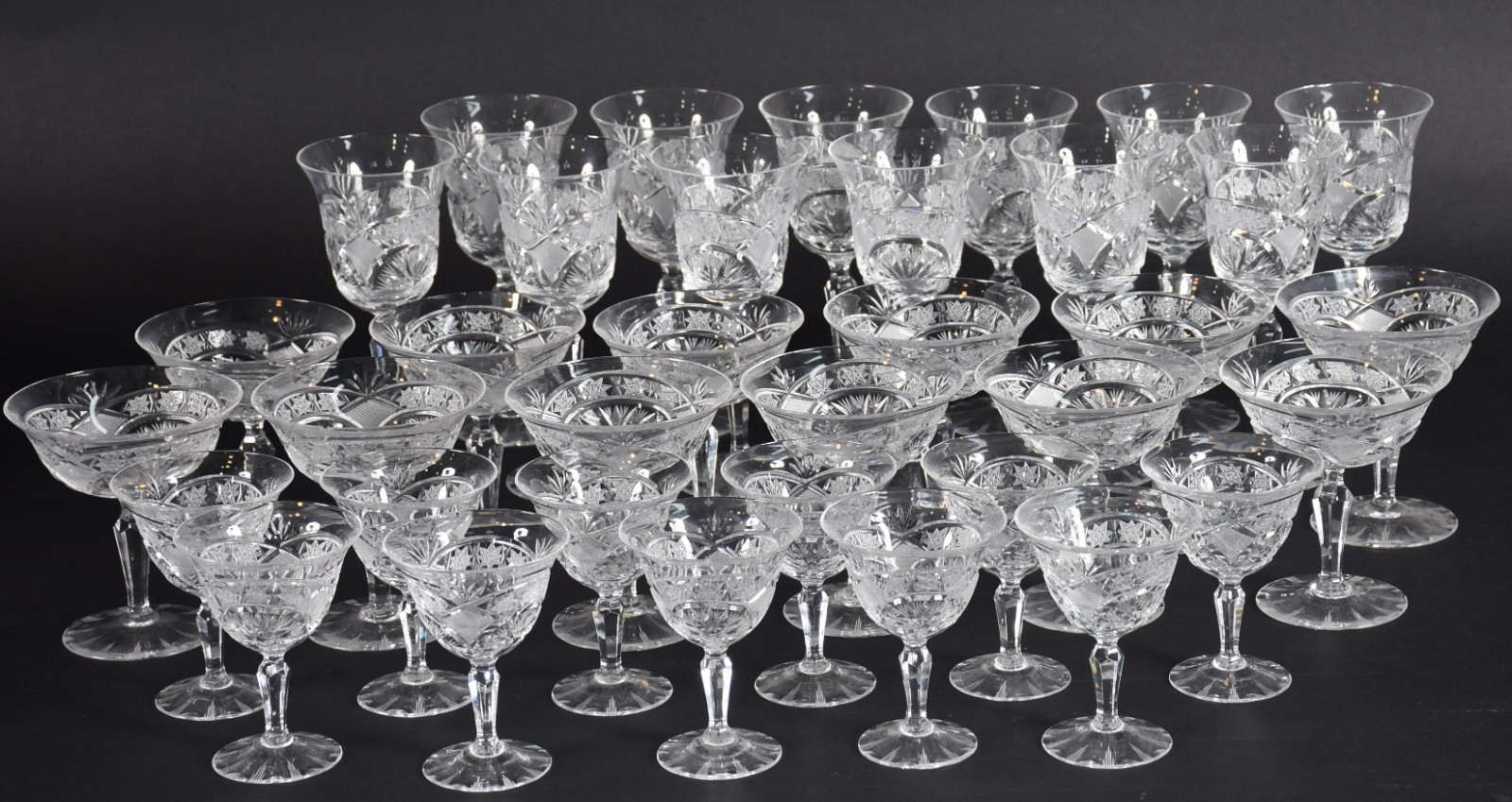 Serviço de cristal lapidado composto de: 12 taças para champagne, 12... - foto 5 de 8