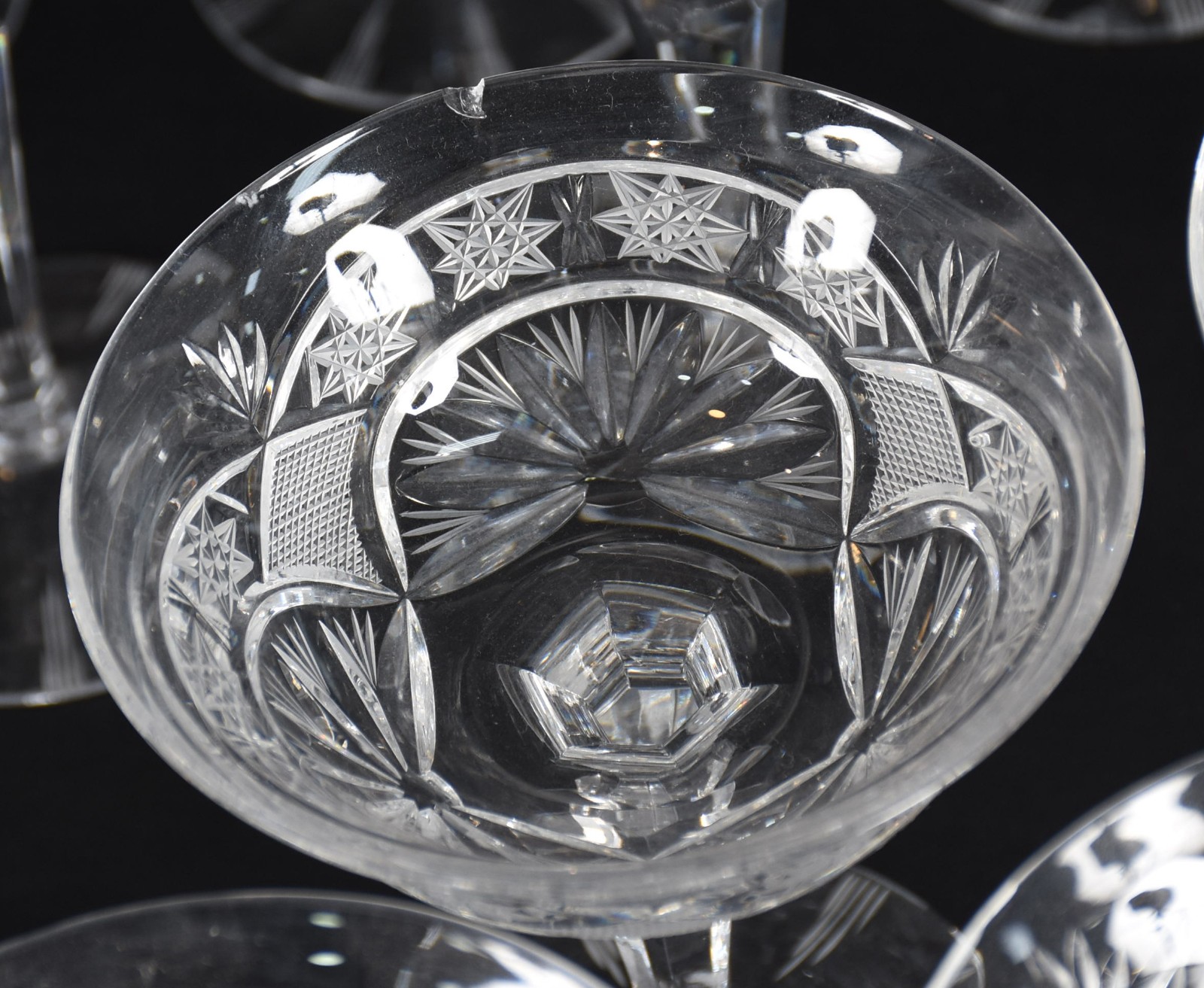 Serviço de cristal lapidado composto de: 12 taças para champagne, 12... - foto 8 de 8