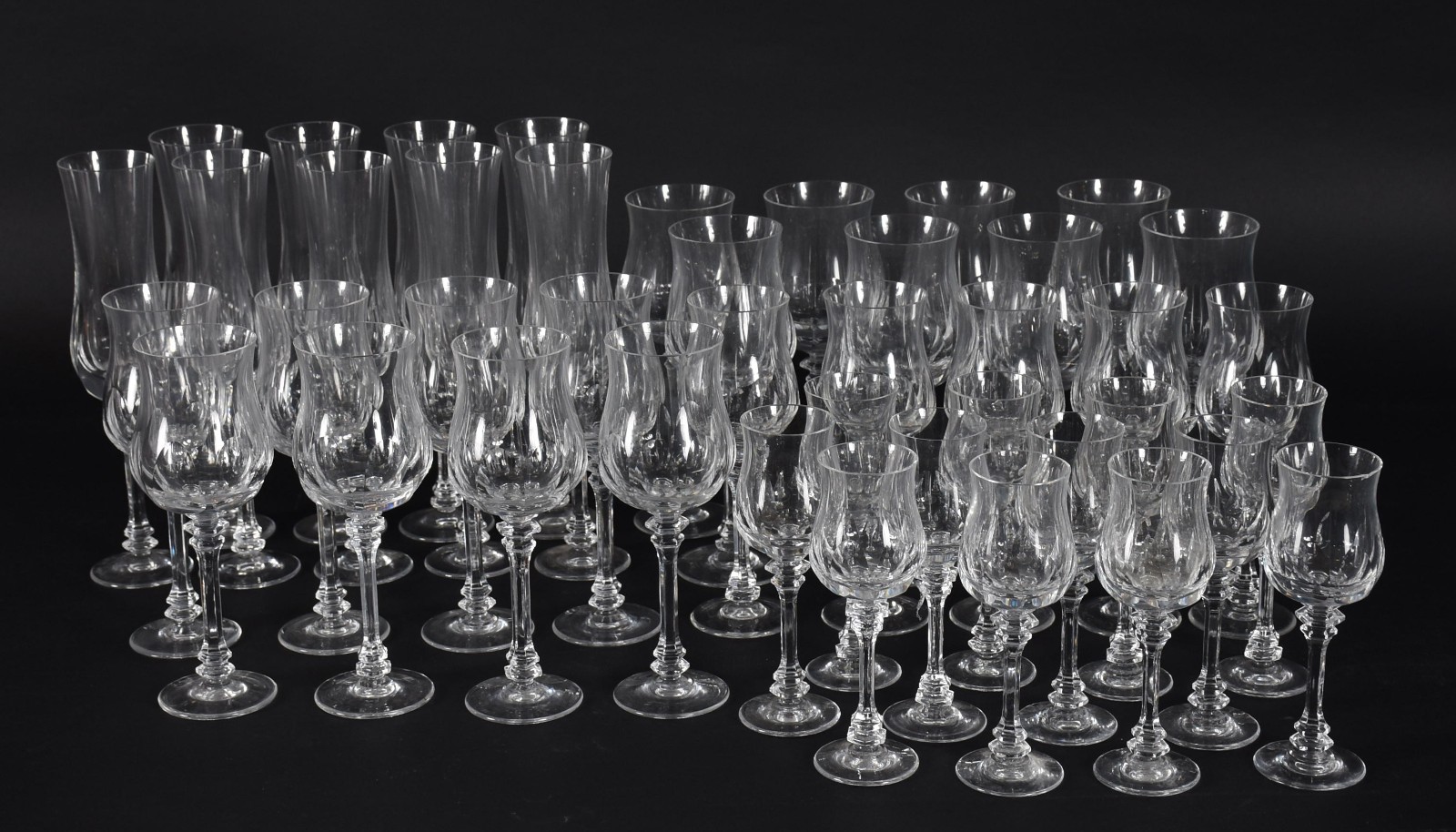 Serviço de cristal facetado composto de: 9 flutes para champagne (1... - foto 1 de 7