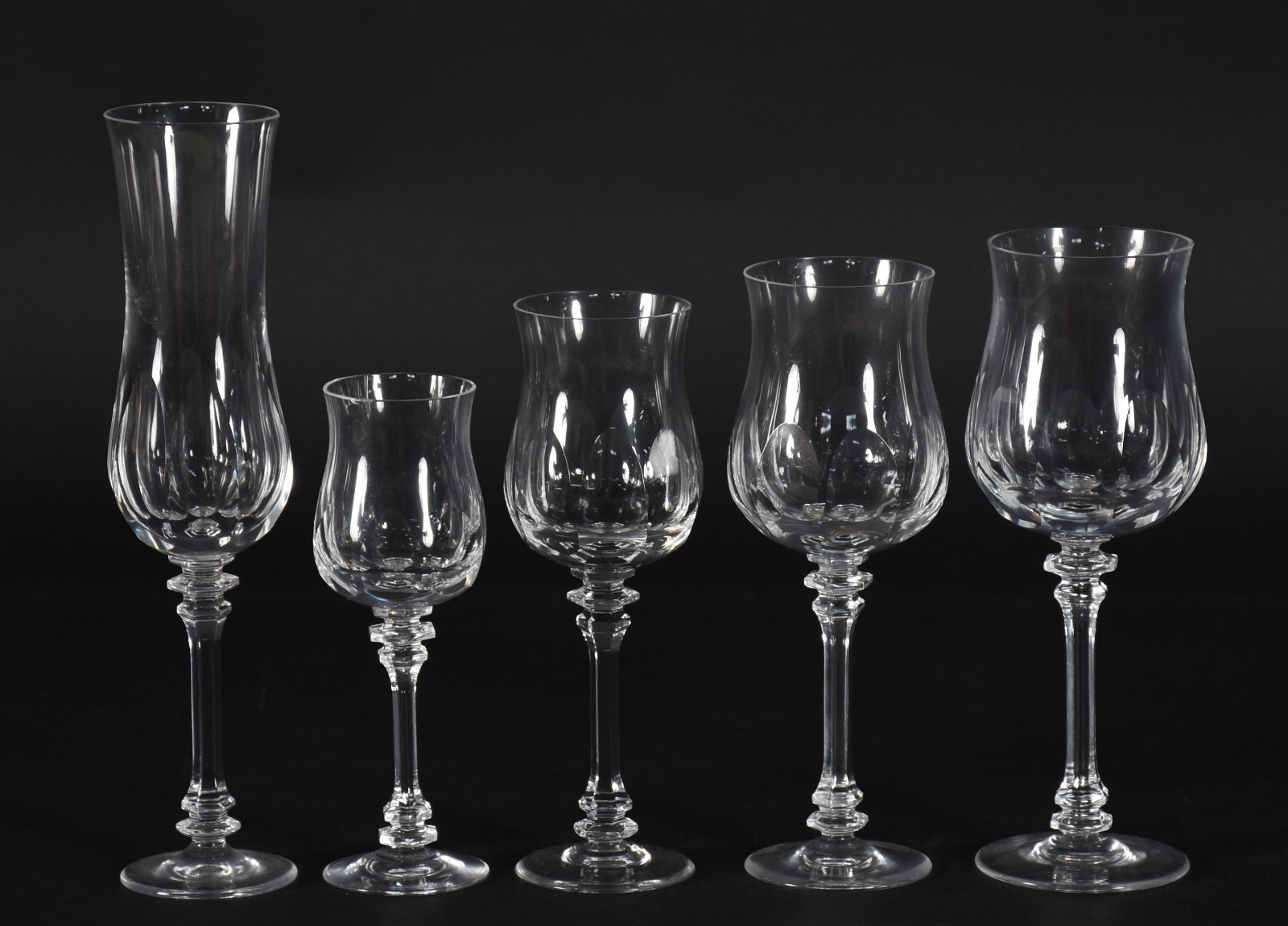 Serviço de cristal facetado composto de: 9 flutes para champagne (1... - foto 2 de 7