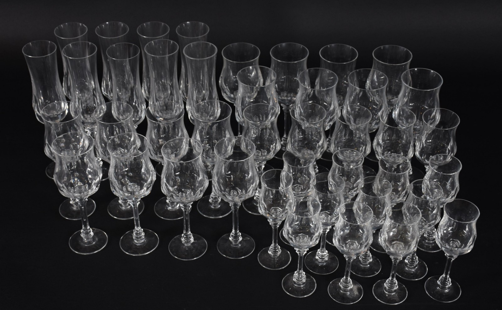 Serviço de cristal facetado composto de: 9 flutes para champagne (1... - foto 3 de 7