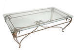 Mesa de centro com base de metal e tampo de vid... - Mesa de centro com base de metal e tampo de vidro bisotado. Medidas 0,71 x 1,32 m e altura 0,45 m.