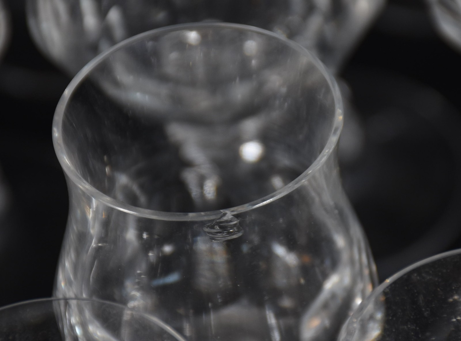 Serviço de cristal facetado composto de: 9 flutes para champagne (1... - foto 5 de 7
