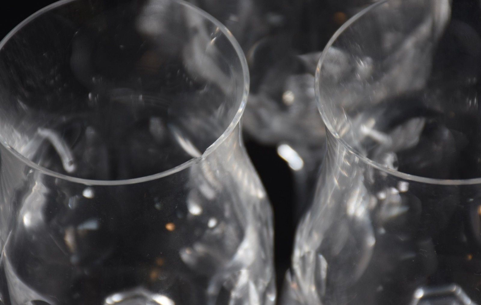 Serviço de cristal facetado composto de: 9 flutes para champagne (1... - foto 6 de 7