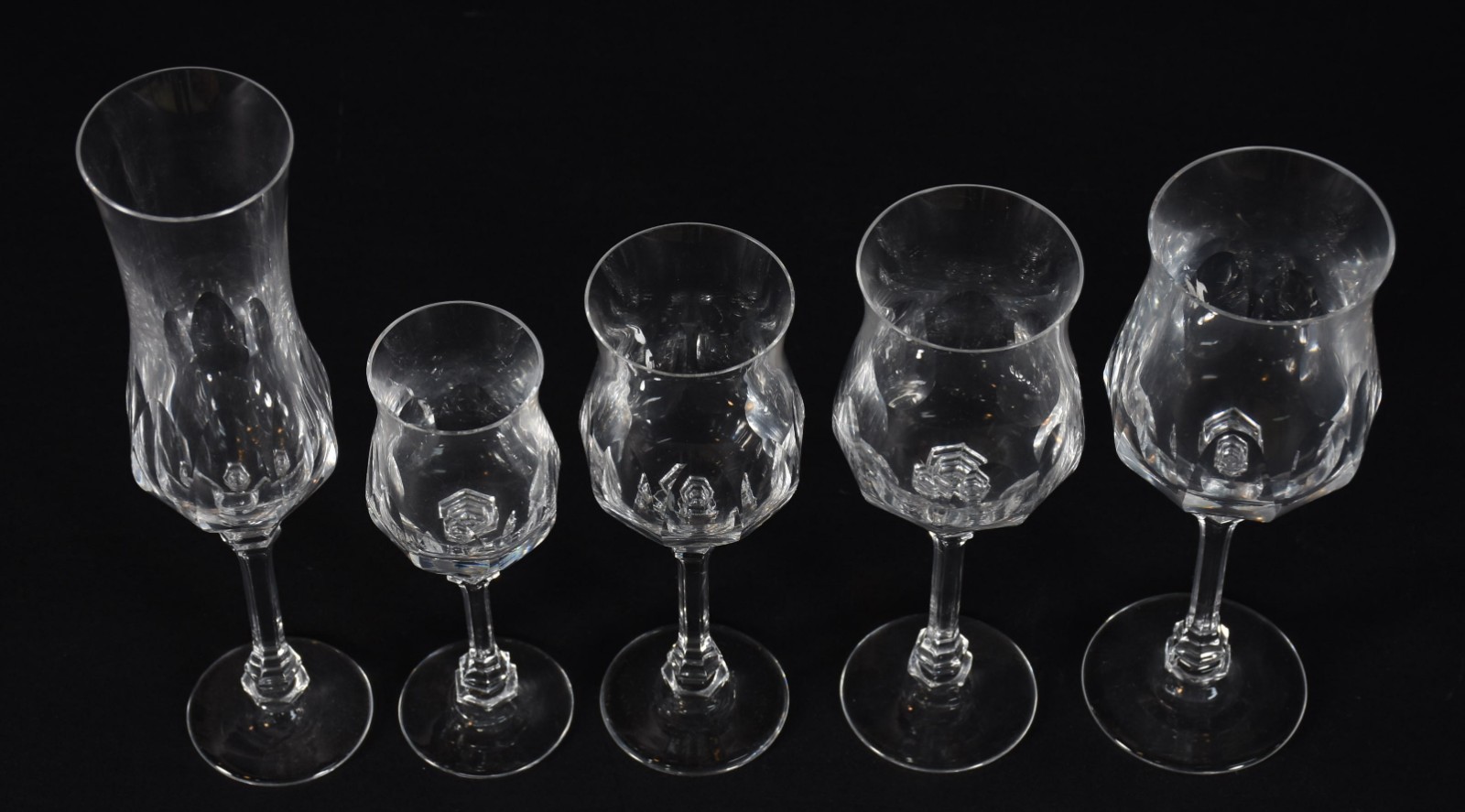 Serviço de cristal facetado composto de: 9 flutes para champagne (1... - foto 7 de 7