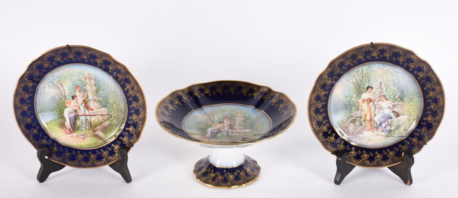Três peças de porcelana francesa de LIMOGES, sendo 2 pratos e... - foto 1 de 7
