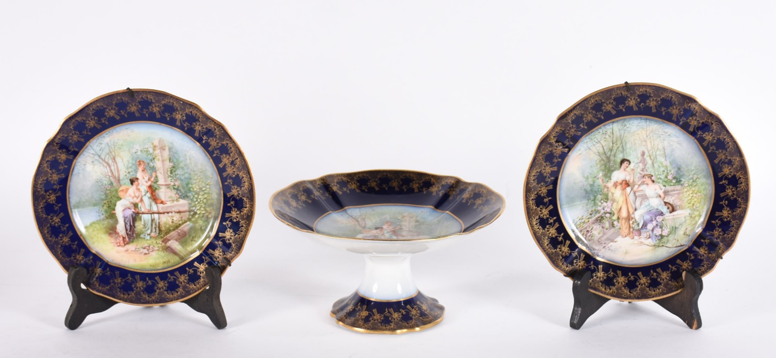 Três peças de porcelana francesa de LIMOGES, sendo 2 pratos e... - foto 2 de 7