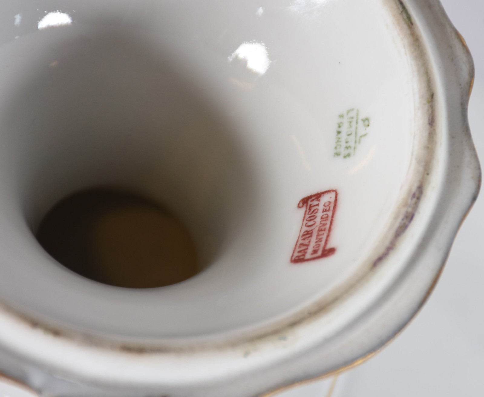 Três peças de porcelana francesa de LIMOGES, sendo 2 pratos e... - foto 5 de 7