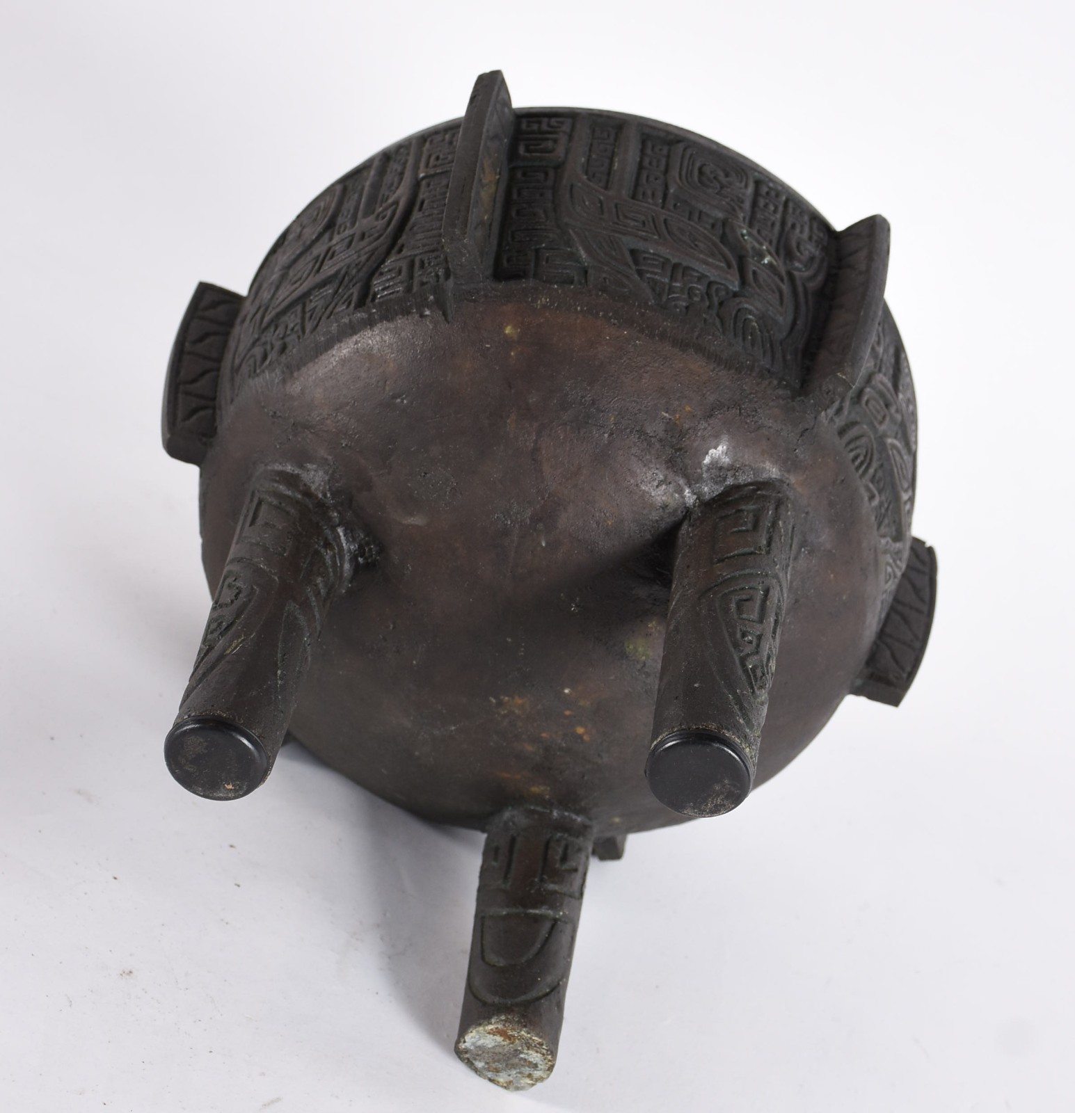 Incensório de metal ricamente trabalhado com símbolos geométricos em... - foto 4 de 4