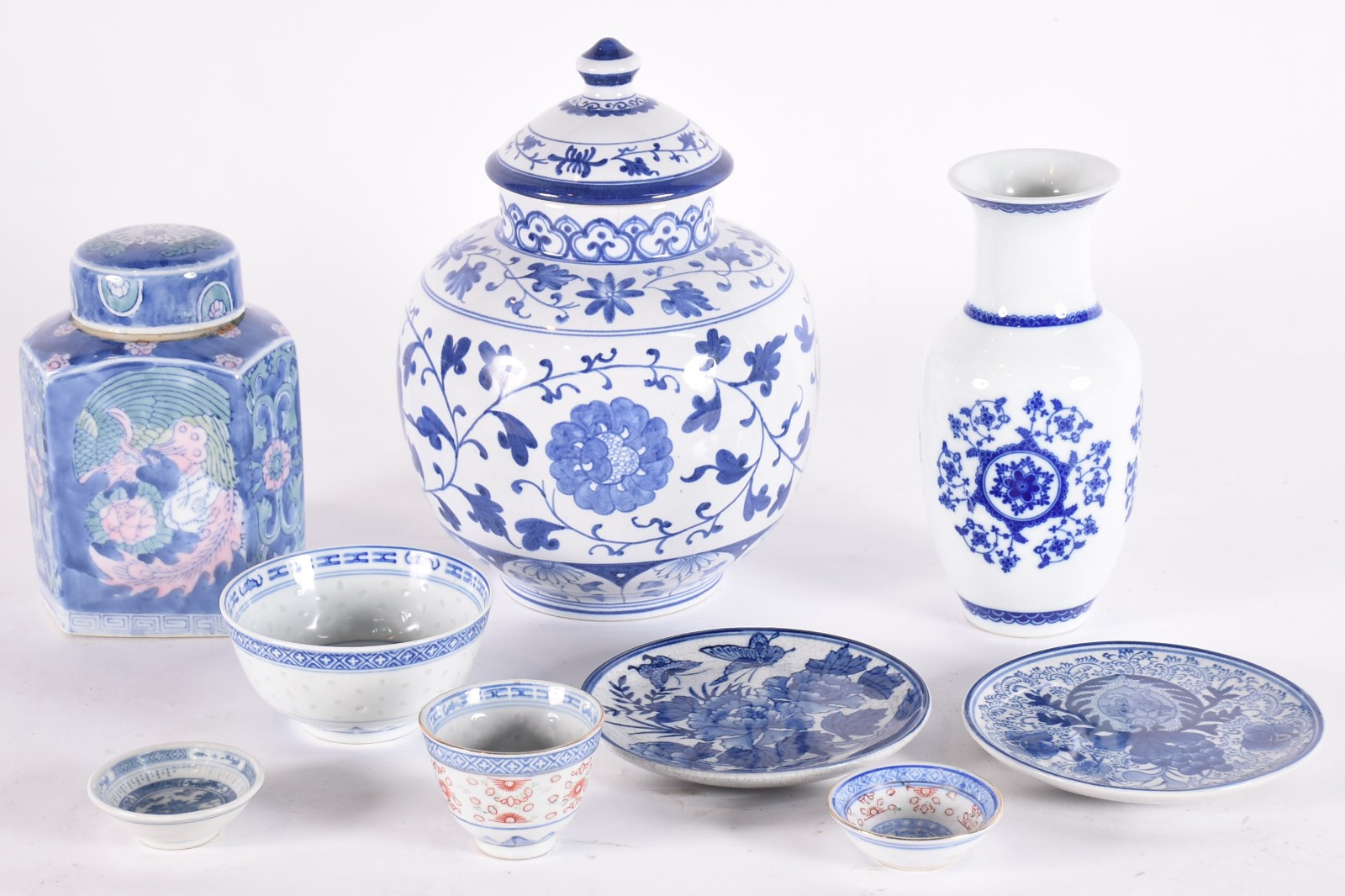 Nove peças diversas de porcelana chinesa azul e branca. - foto 1 de 7