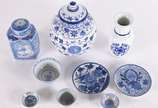 Nove peças diversas de porcelana chinesa azul e... - Nove peças diversas de porcelana chinesa azul e branca.