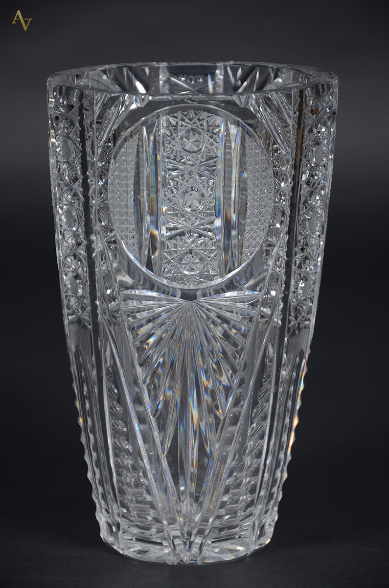 Vaso de cristal tcheco lapidado. Altura 23 cm