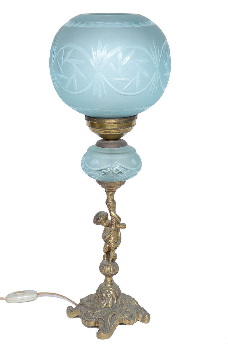 Luminária de metal dourado com manga de vidro fosco azul