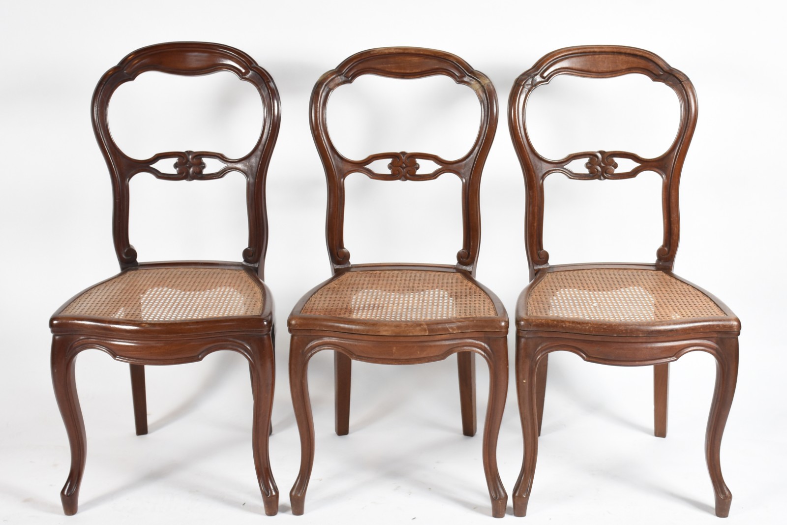 Conjunto com seis antigas cadeiras para sala de jantar de madeira... - foto 2 de 7