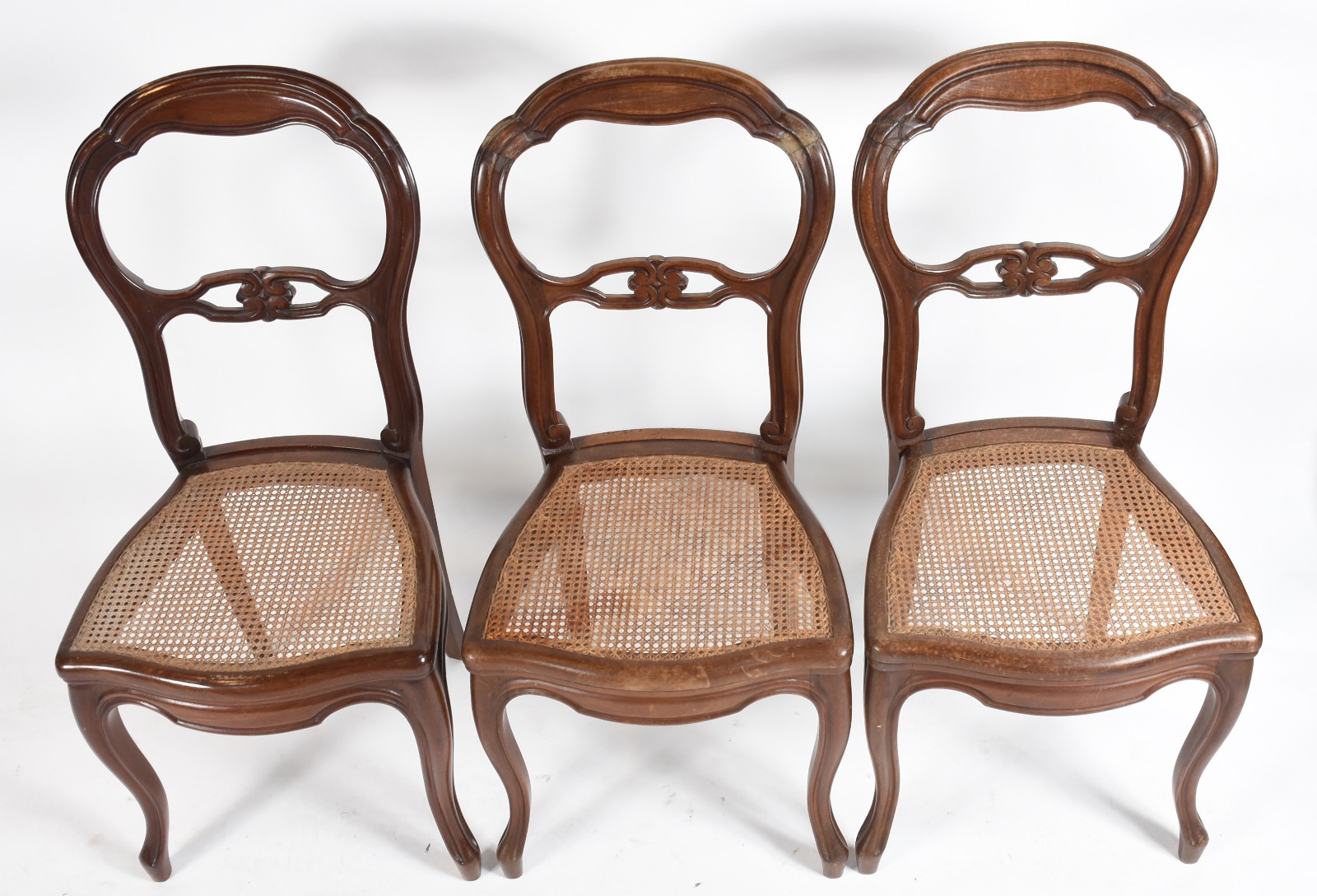 Conjunto com seis antigas cadeiras para sala de jantar de madeira... - foto 3 de 7
