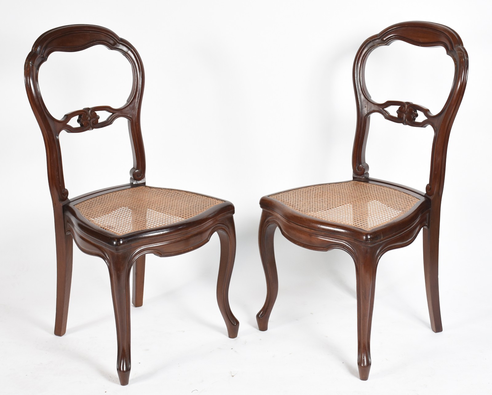 Conjunto com seis antigas cadeiras para sala de jantar de madeira... - foto 4 de 7