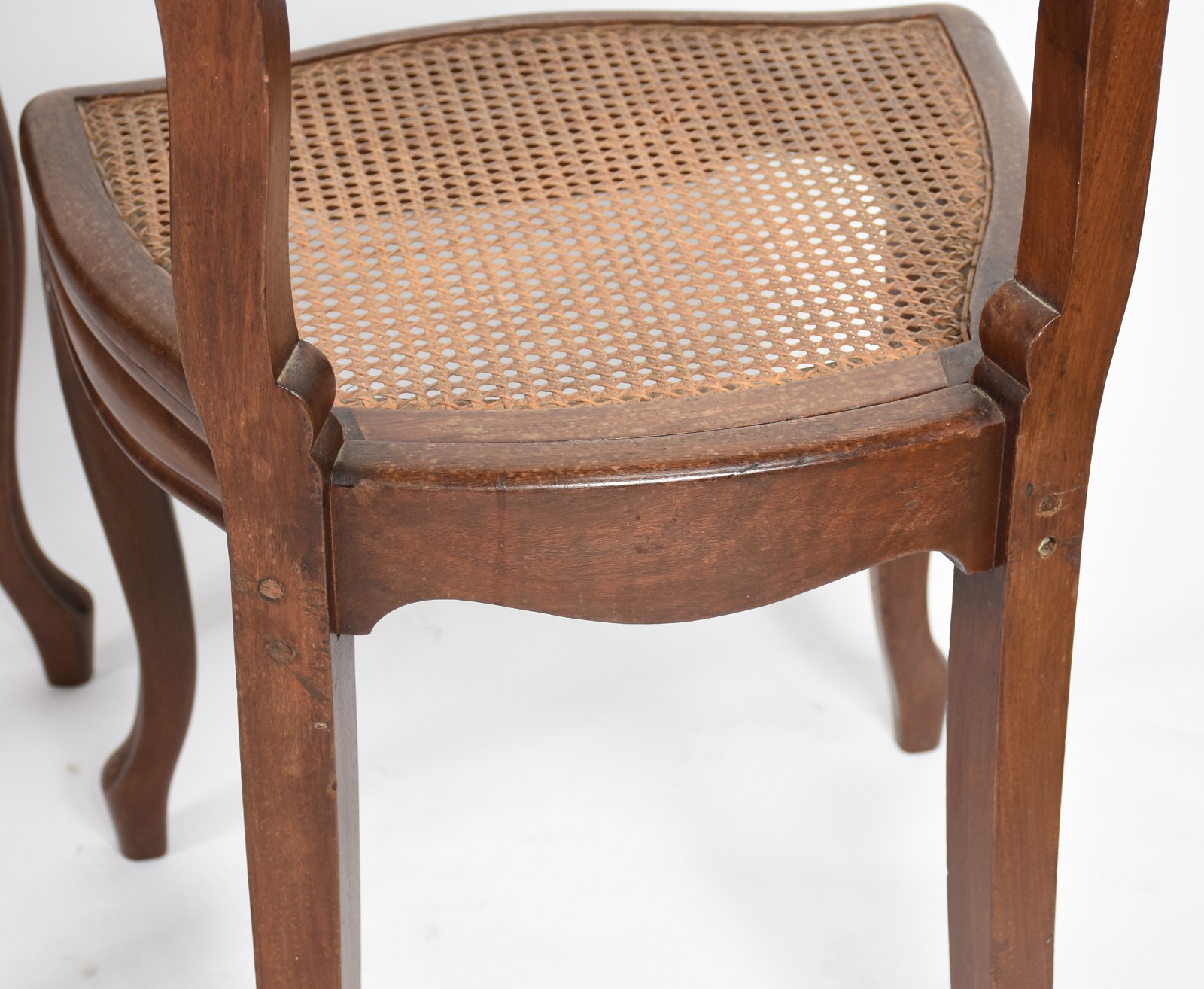 Conjunto com seis antigas cadeiras para sala de jantar de madeira... - foto 6 de 7