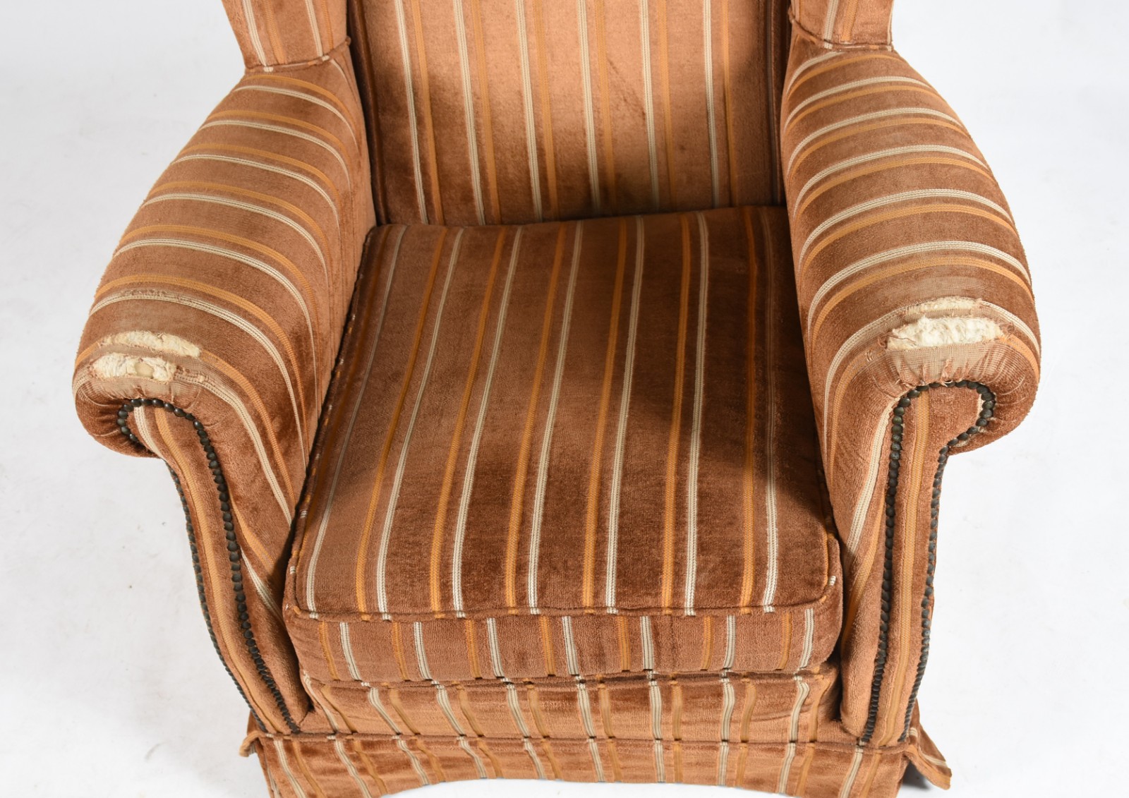 Bergere estofada e forrada com veludo listrado (tecido puído). - foto 4 de 6