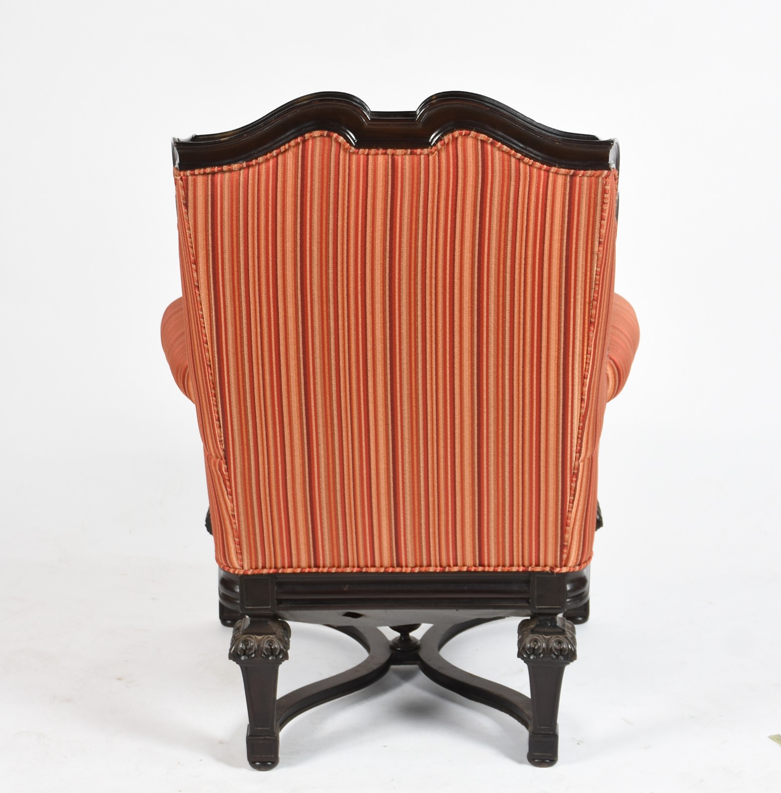 Elegante poltrona Bergere de madeira nobre, estofamento forrado com... - foto 4 de 6