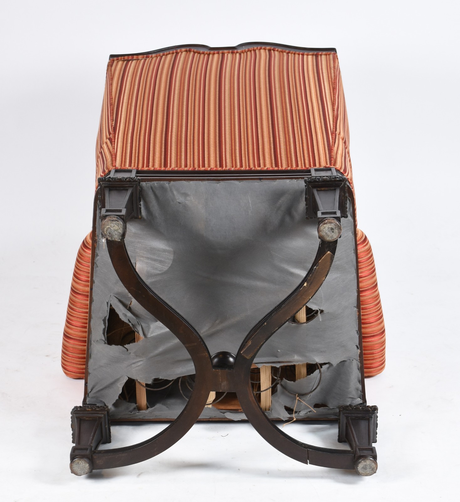 Elegante poltrona Bergere de madeira nobre, estofamento forrado com... - foto 5 de 6