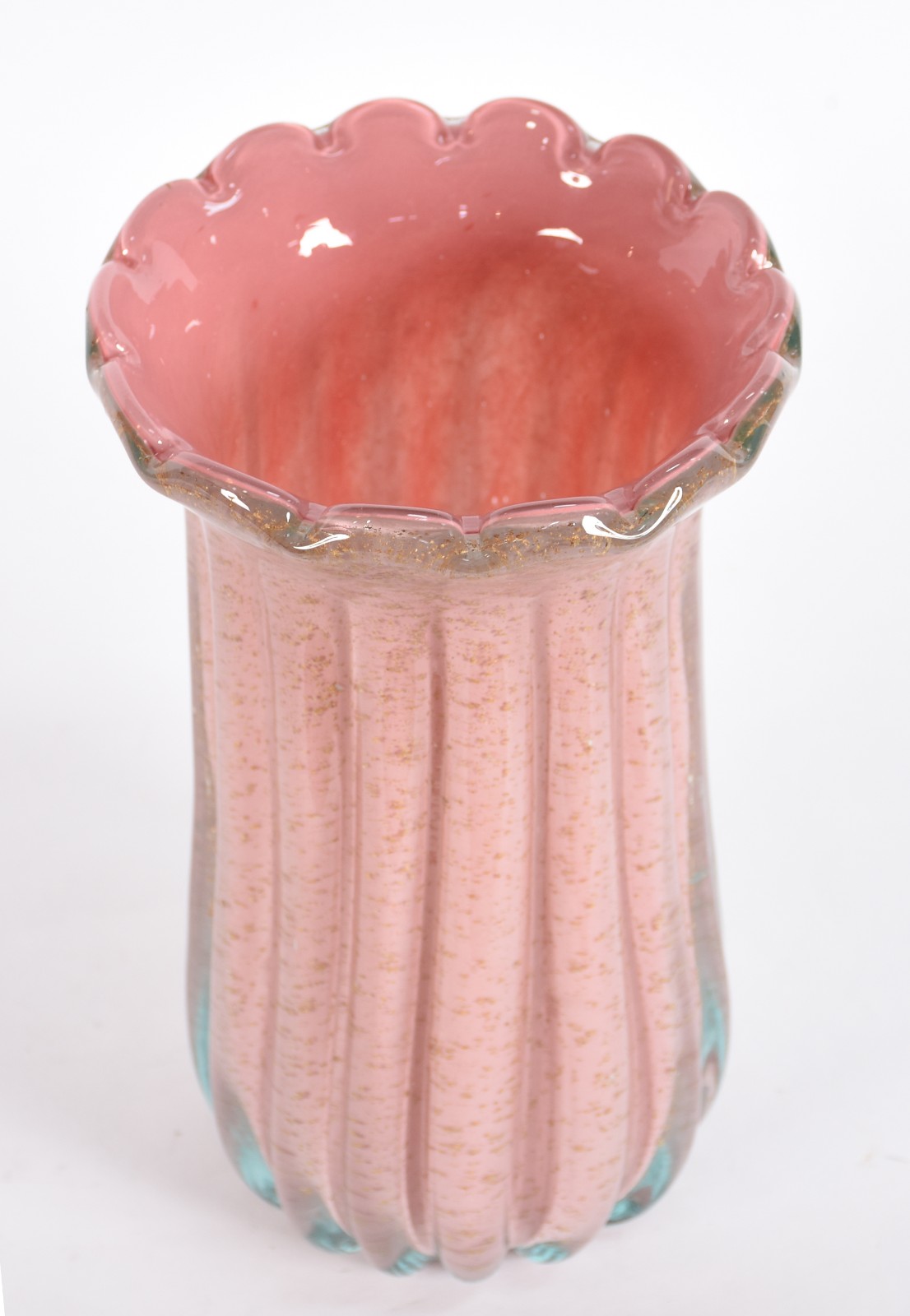 Vaso de vidro decorativo na cor rosa com pó de ouro. - foto 1 de 3