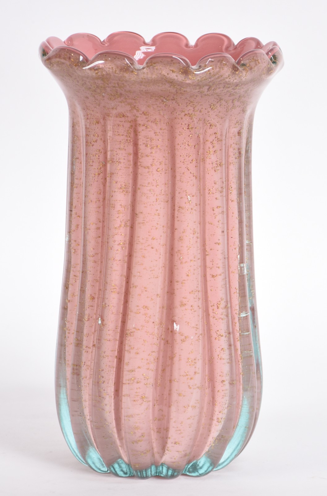 Vaso de vidro decorativo na cor rosa com pó de ouro. - foto 2 de 3