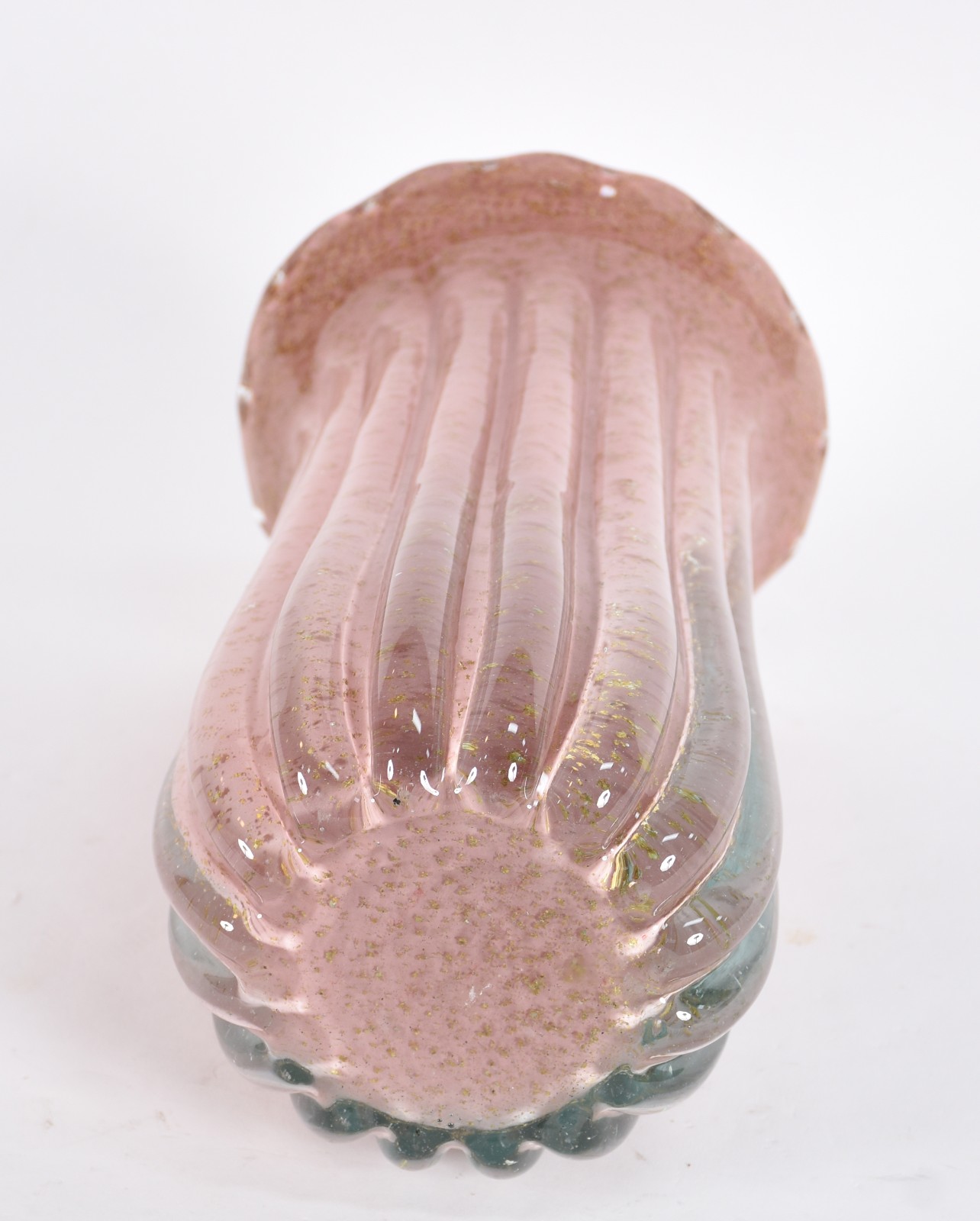 Vaso de vidro decorativo na cor rosa com pó de ouro. - foto 3 de 3