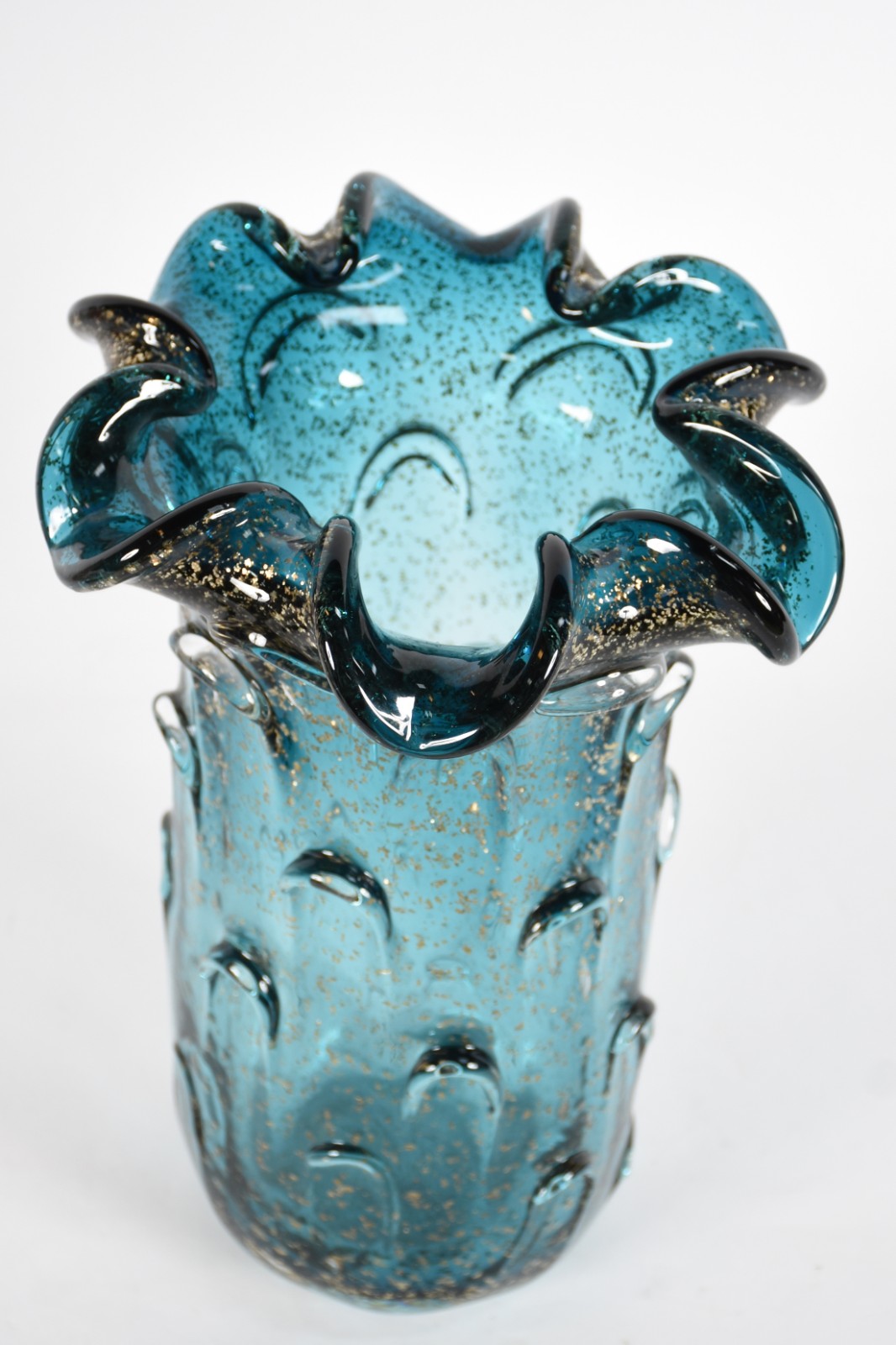 Vaso de vidro decorativo na cor azul com pó de ouro. - foto 1 de 3