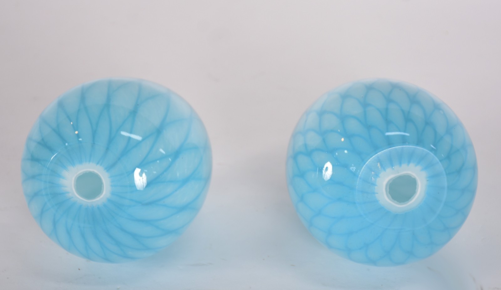 Par de pinhas azuis de vidro decorativo na cor azul. - foto 4 de 4