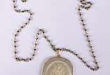 Cordão com pendente em madre perola flores em r... - Cordão com pendente em madre perola flores em relevo com ouro 18 k, corrente em plaque d'or.