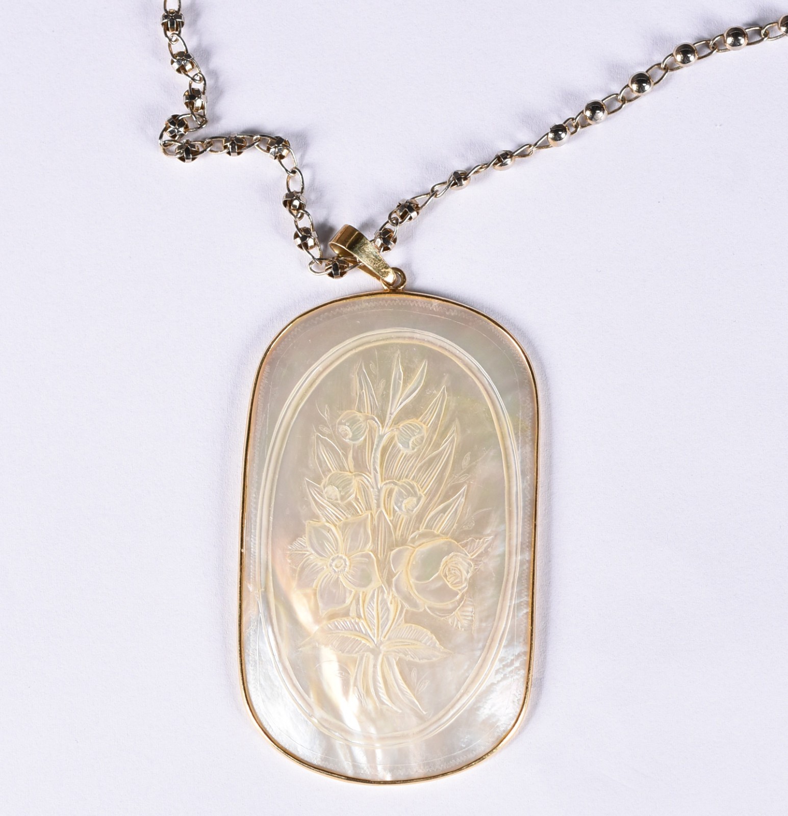 Cordão com pendente em madre perola flores em relevo com ouro 18 k... - foto 1 de 4