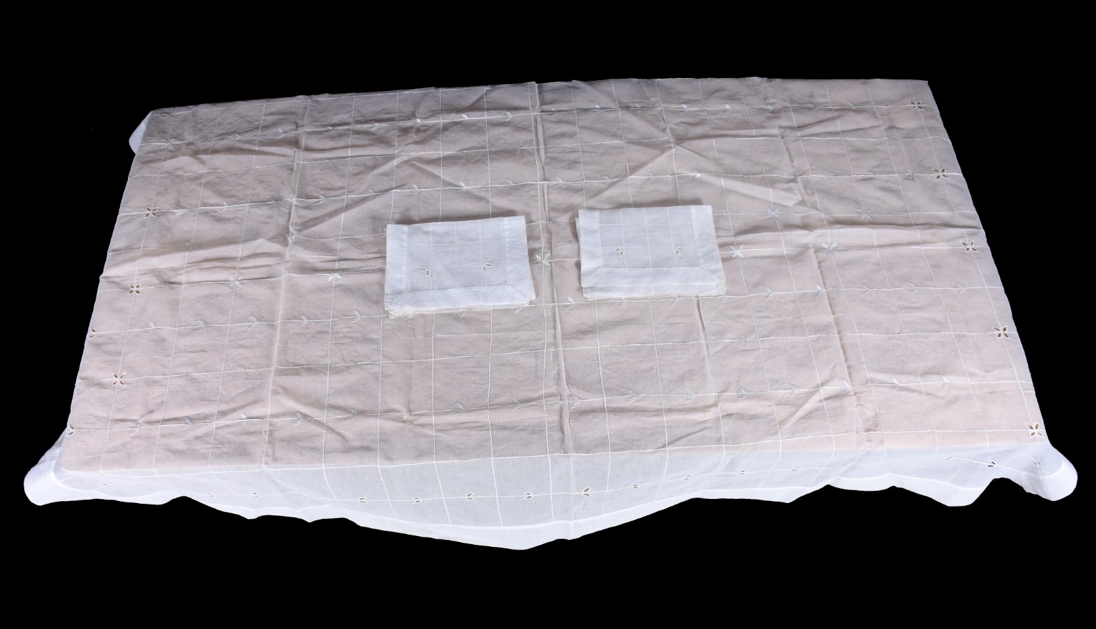 Toalha de mesa de organza branca com bordados. Acompanham 4 panos de... - foto 1 de 2