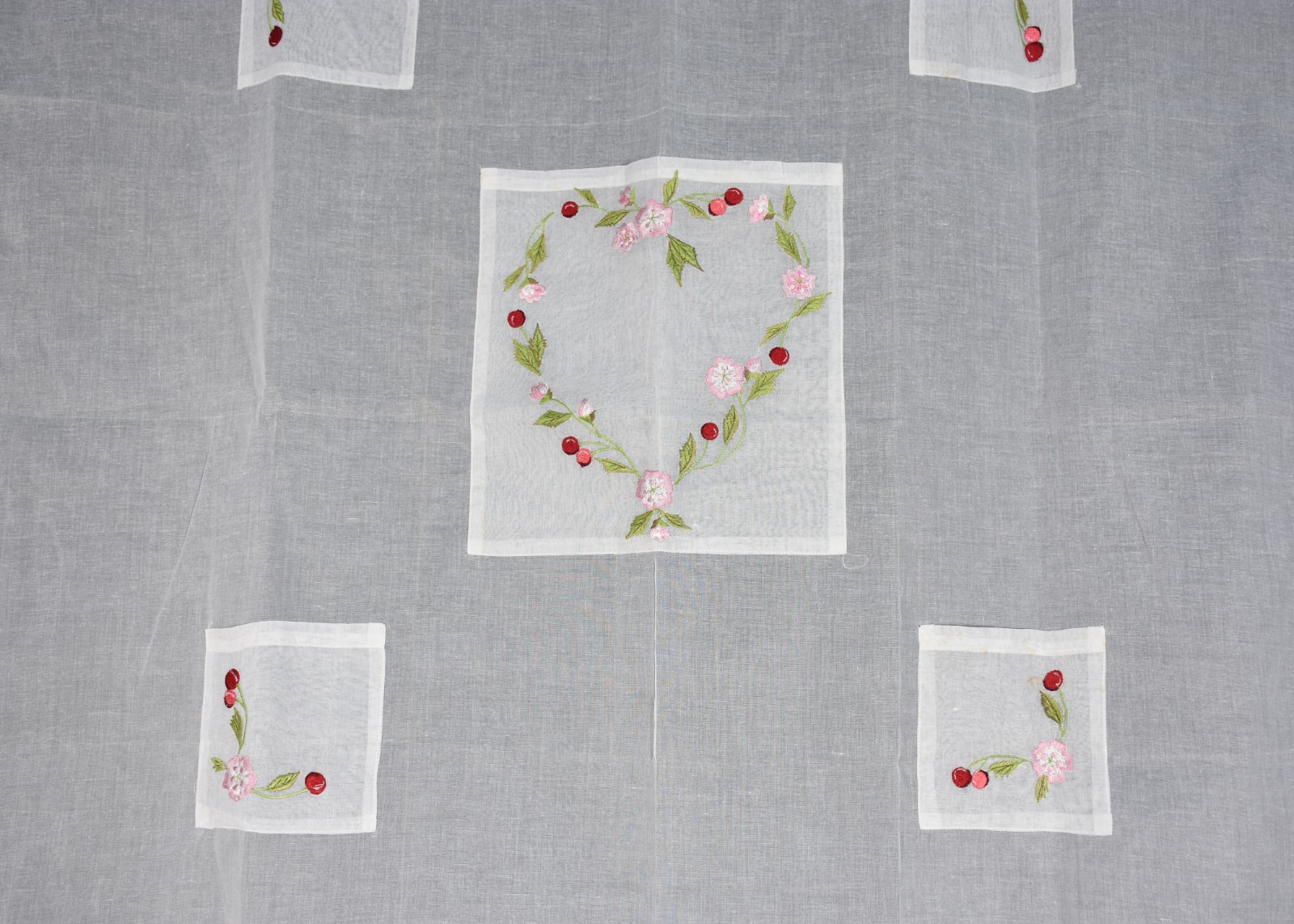 Par de painéis em organza com detalhes e bolsos decorativos. - foto 4 de 6