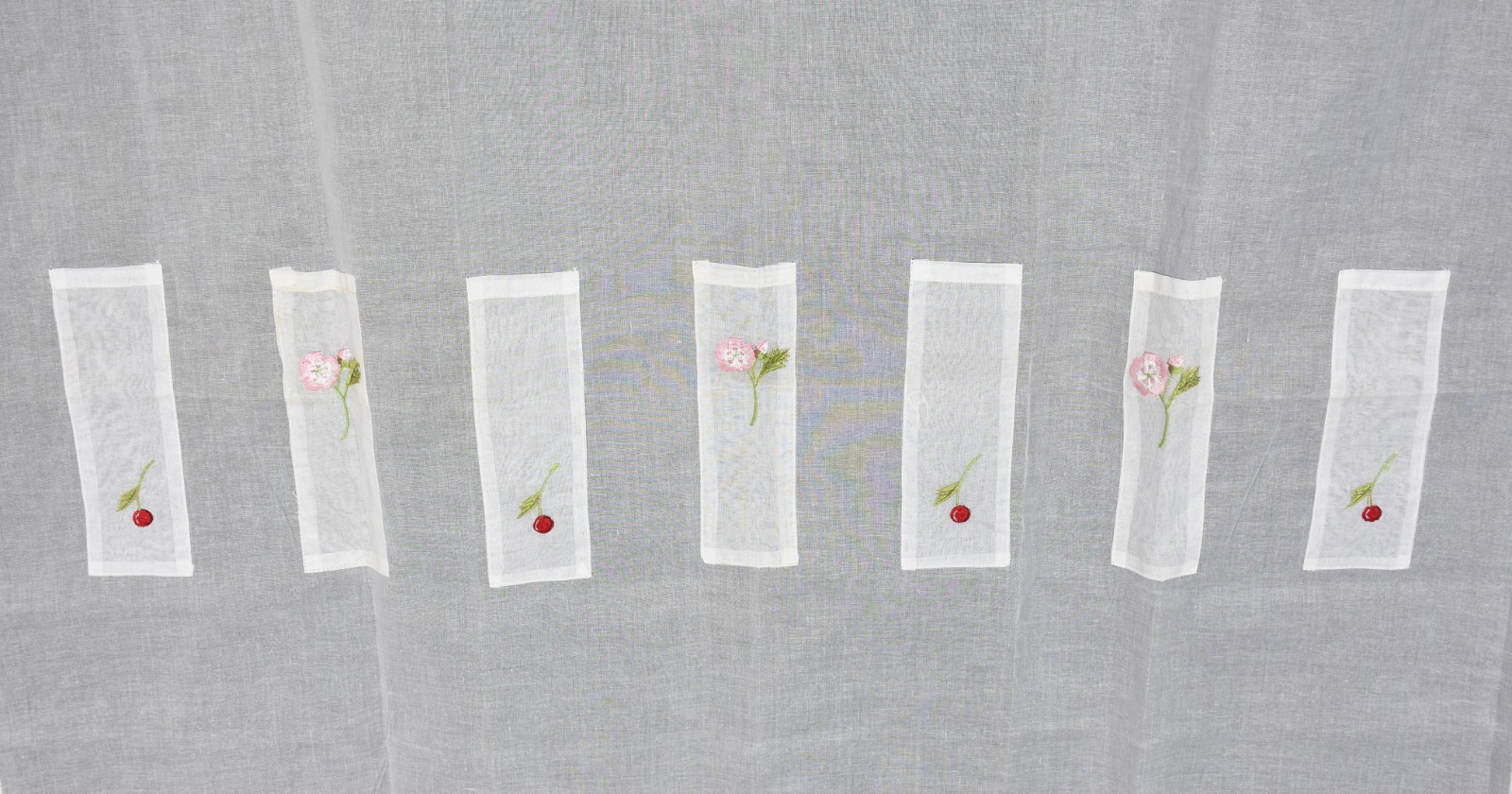 Par de painéis em organza com detalhes e bolsos decorativos. - foto 3 de 6