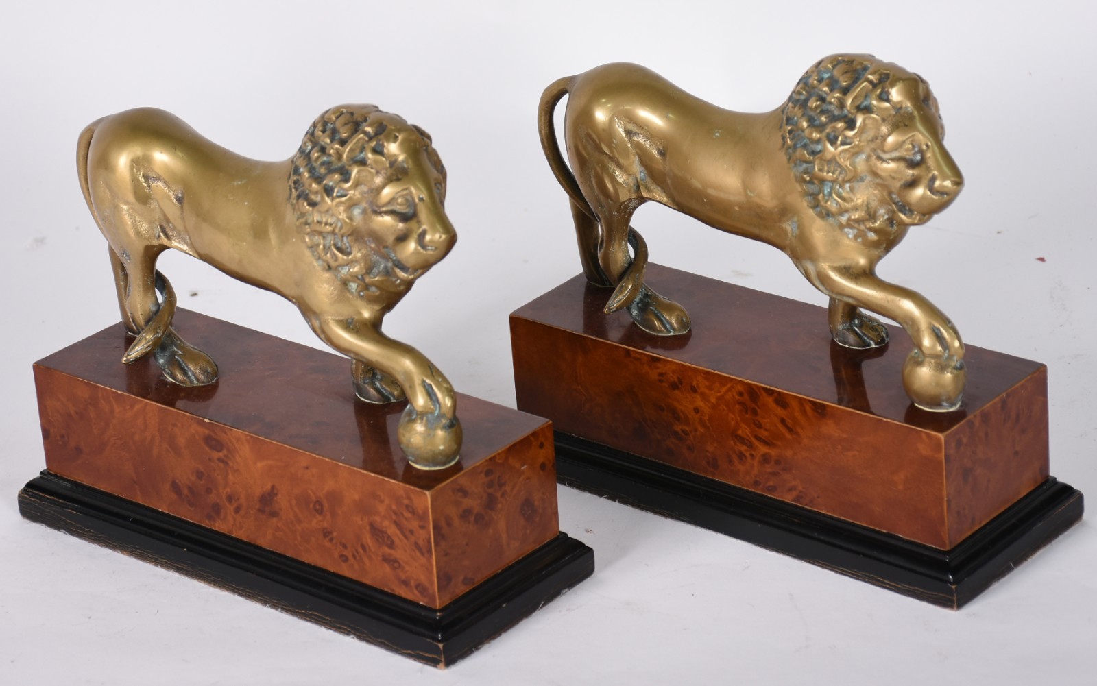 Par de estatuetas representando leões de metal dourado, bases de... - foto 1 de 6