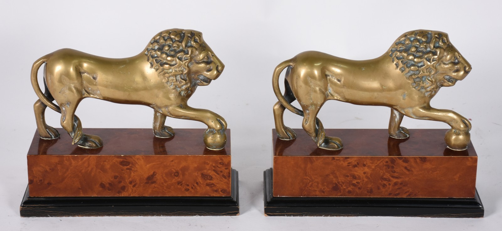 Par de estatuetas representando leões de metal dourado, bases de... - foto 2 de 6