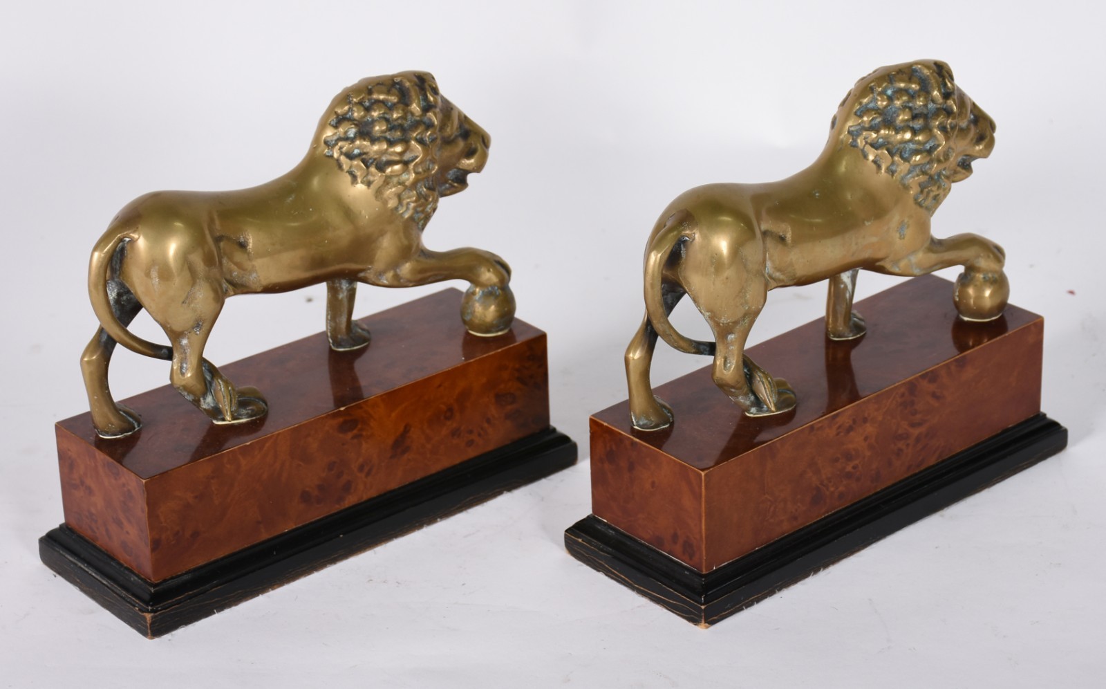 Par de estatuetas representando leões de metal dourado, bases de... - foto 3 de 6