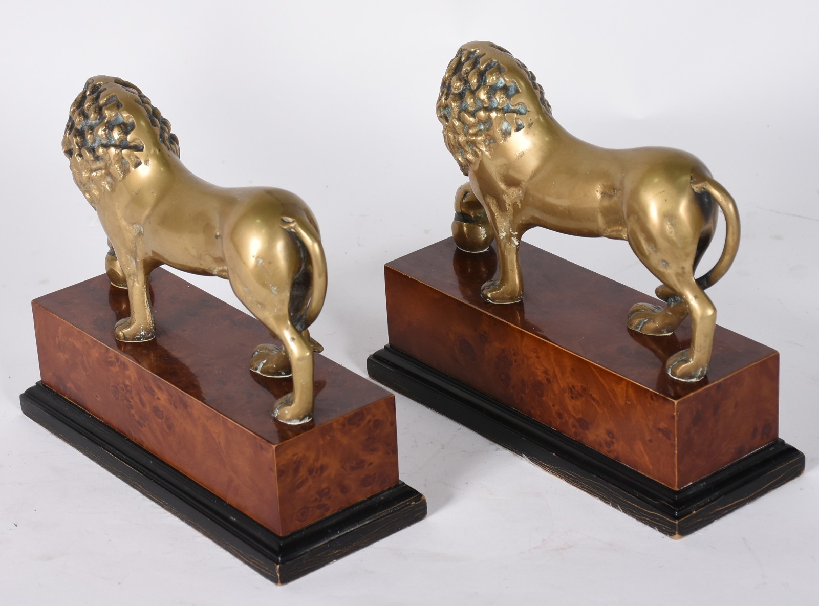 Par de estatuetas representando leões de metal dourado, bases de... - foto 5 de 6