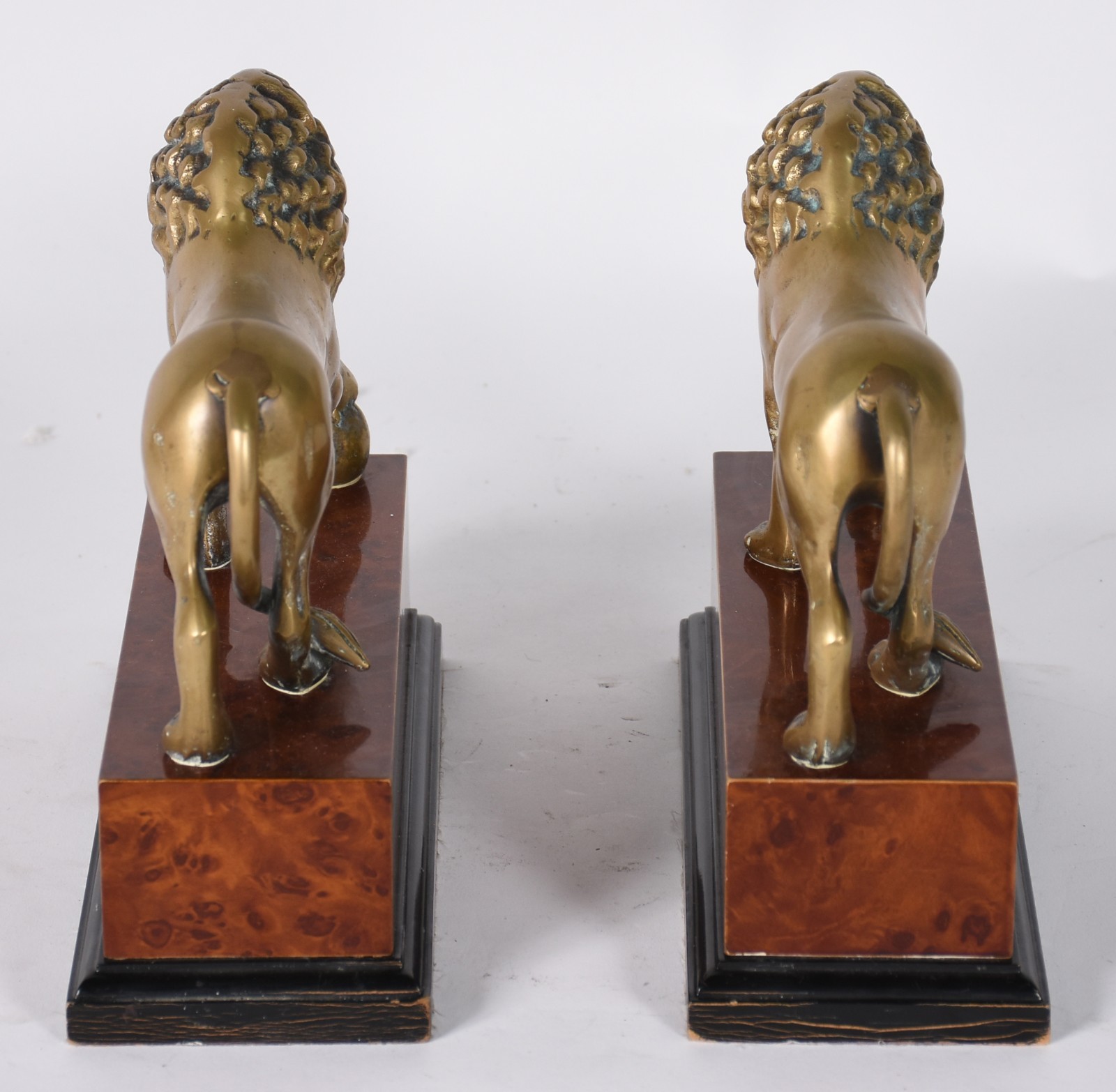 Par de estatuetas representando leões de metal dourado, bases de... - foto 6 de 6