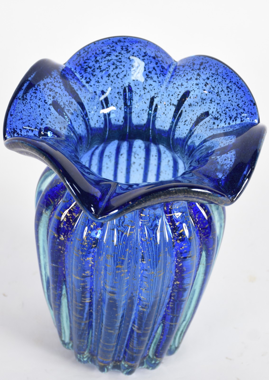 Vaso de vidro decorativo na cor azul. - foto 1 de 3