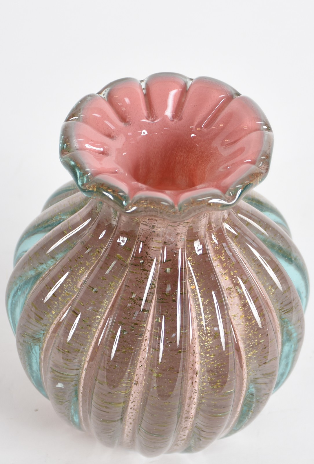 Vaso de vidro decorativo na cor rosa com purina dourada, feitio de... - foto 1 de 3