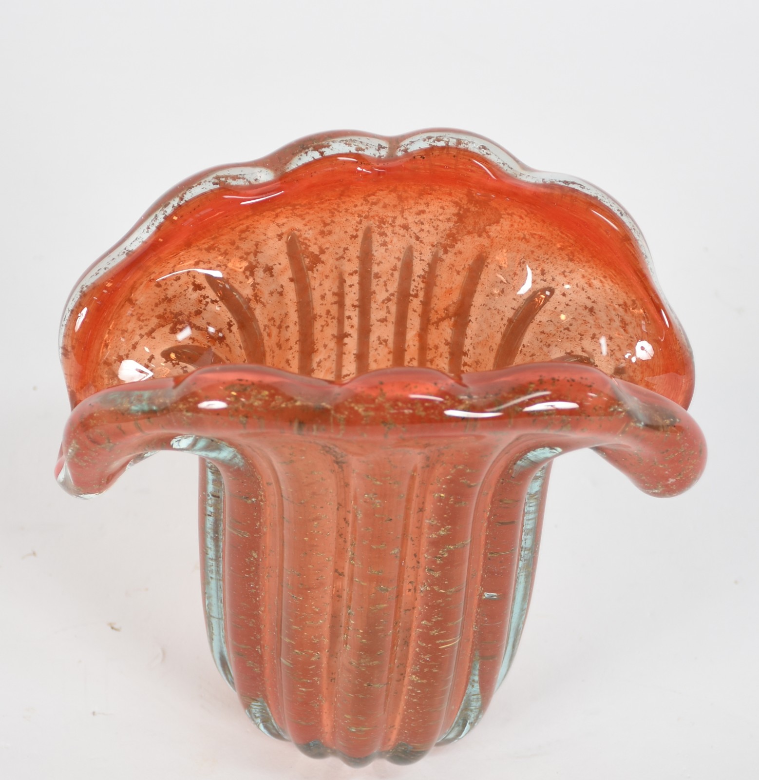 Vaso de vidro decorativo em formato de gomos na cor laranja com pó de... - foto 1 de 3