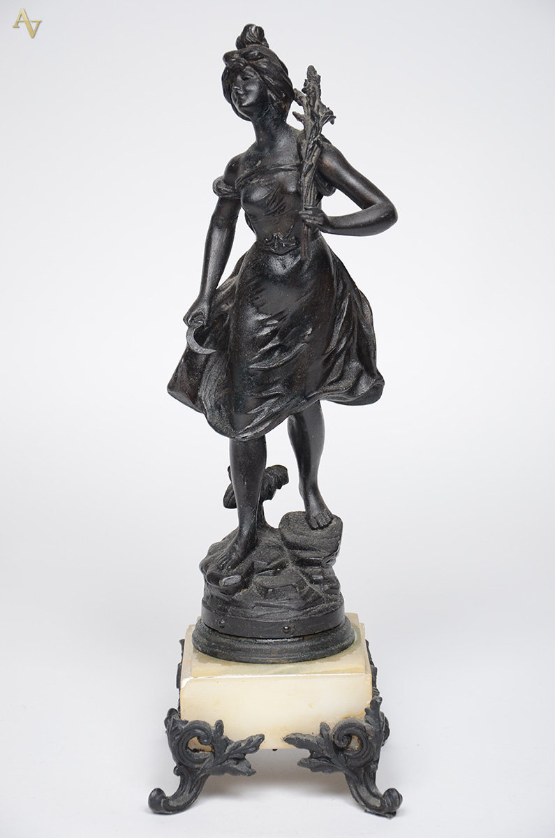 Estatueta de petit bronze representando figura feminina. Altura 44 cm... - foto 1 de 4