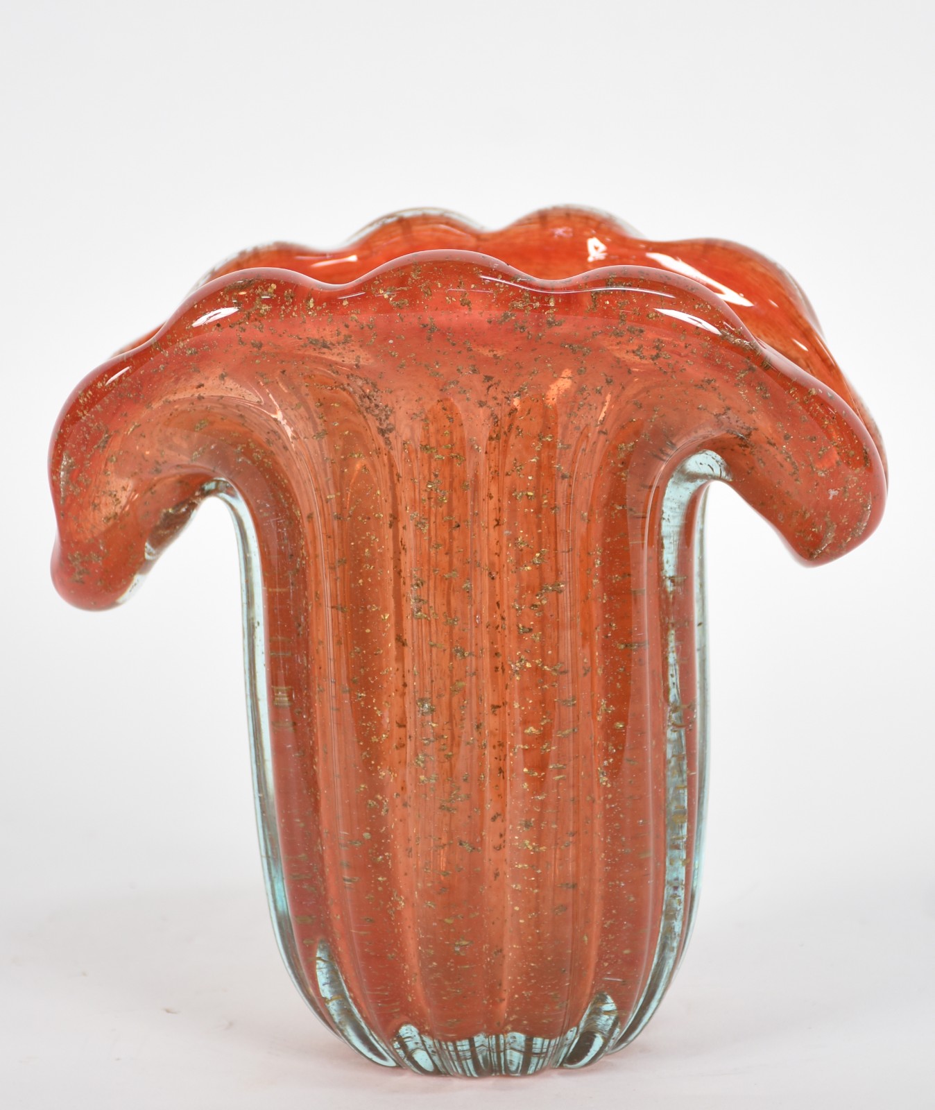 Vaso de vidro decorativo em formato de gomos na cor laranja com pó de... - foto 2 de 3