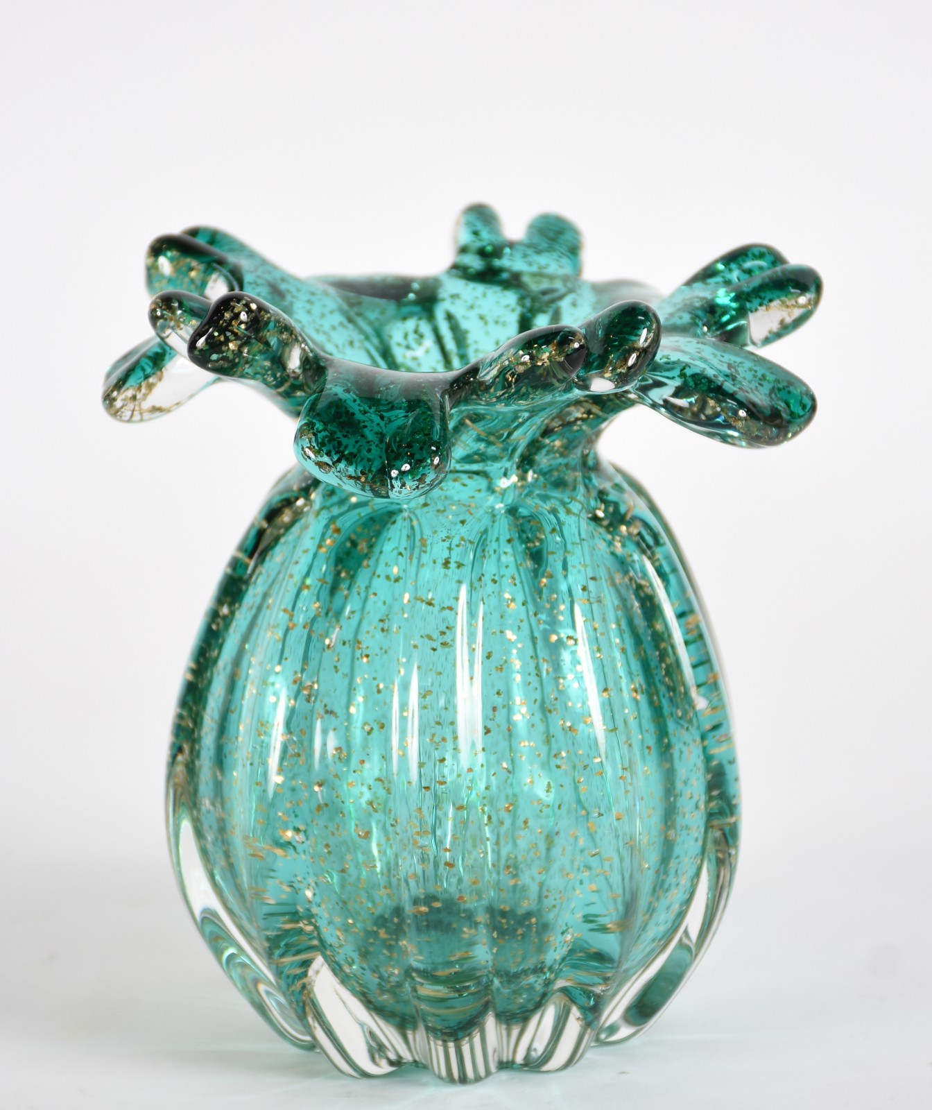 Vaso de vidro decorativo na cor verde com pó de ouro, borda feitio... - foto 1 de 3
