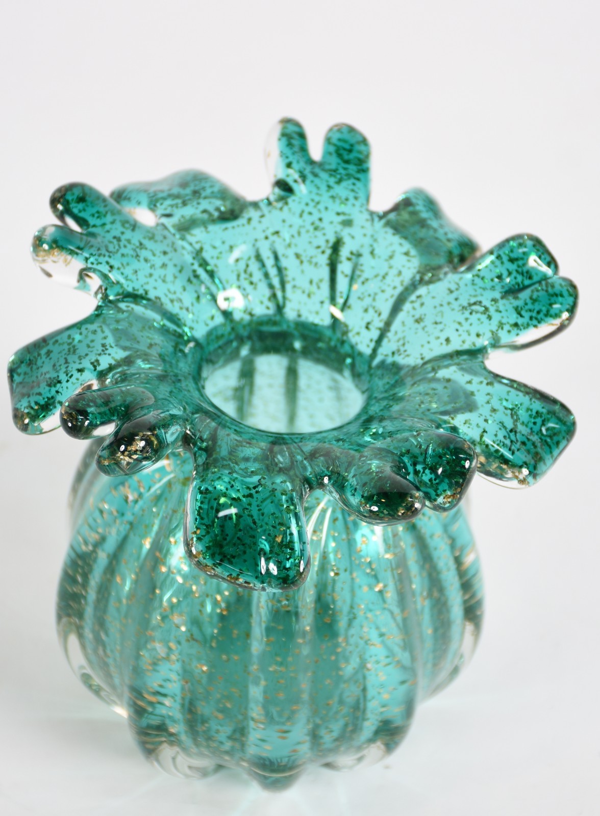 Vaso de vidro decorativo na cor verde com pó de ouro, borda feitio... - foto 2 de 3