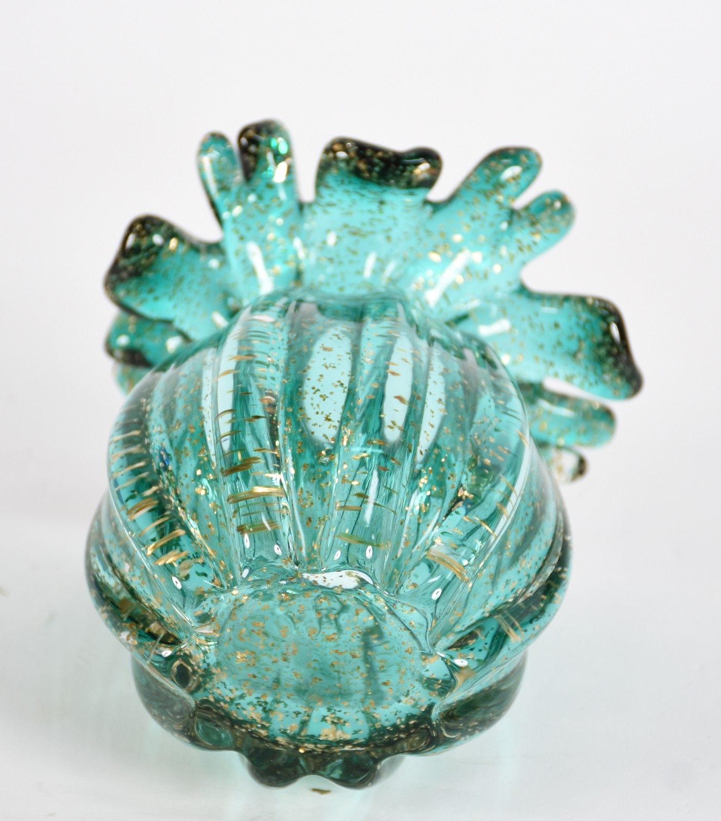 Vaso de vidro decorativo na cor verde com pó de ouro, borda feitio... - foto 3 de 3