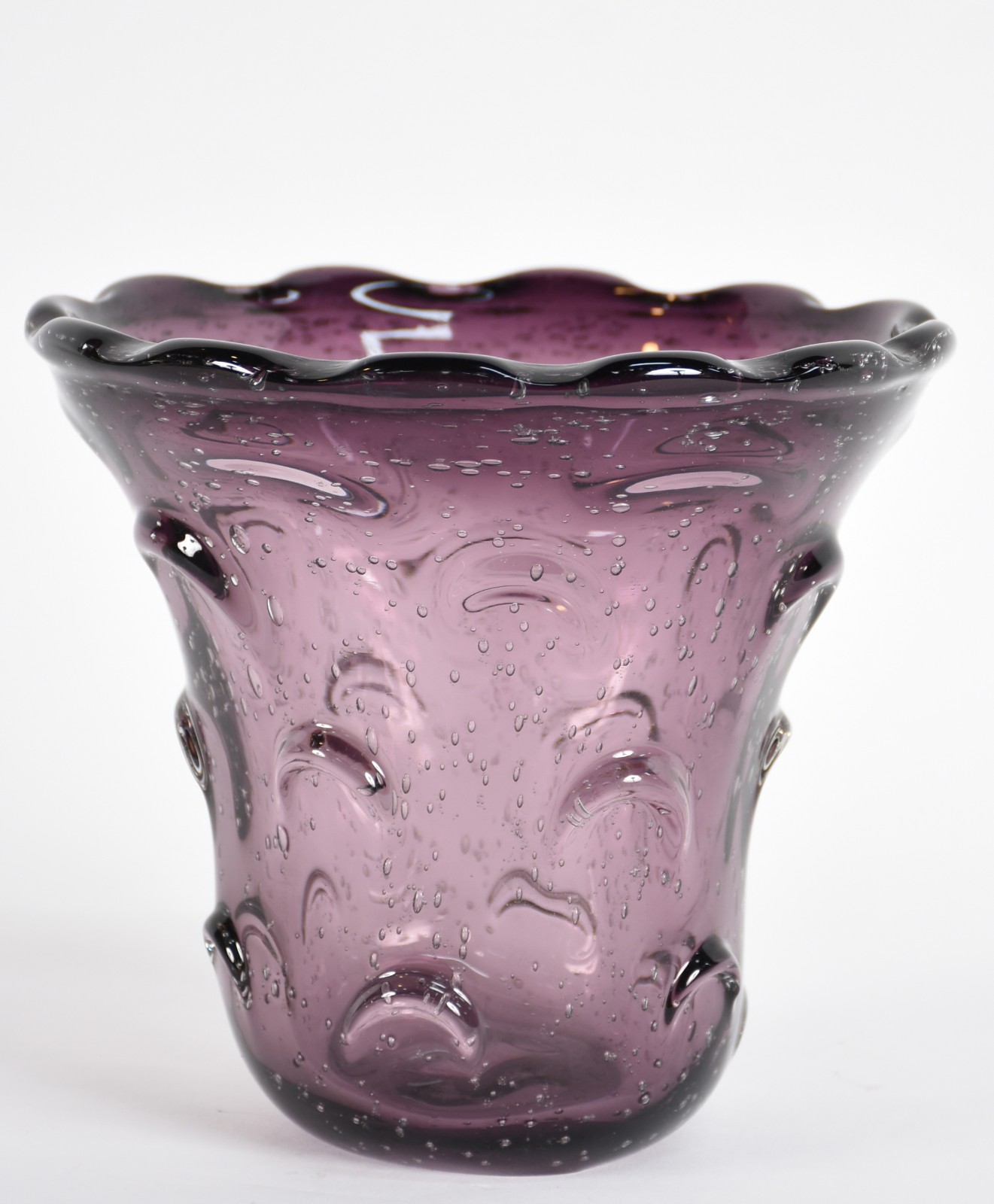 Vaso de vidro decorativo na cor violeta com relevo em gomos no corpo... - foto 1 de 3