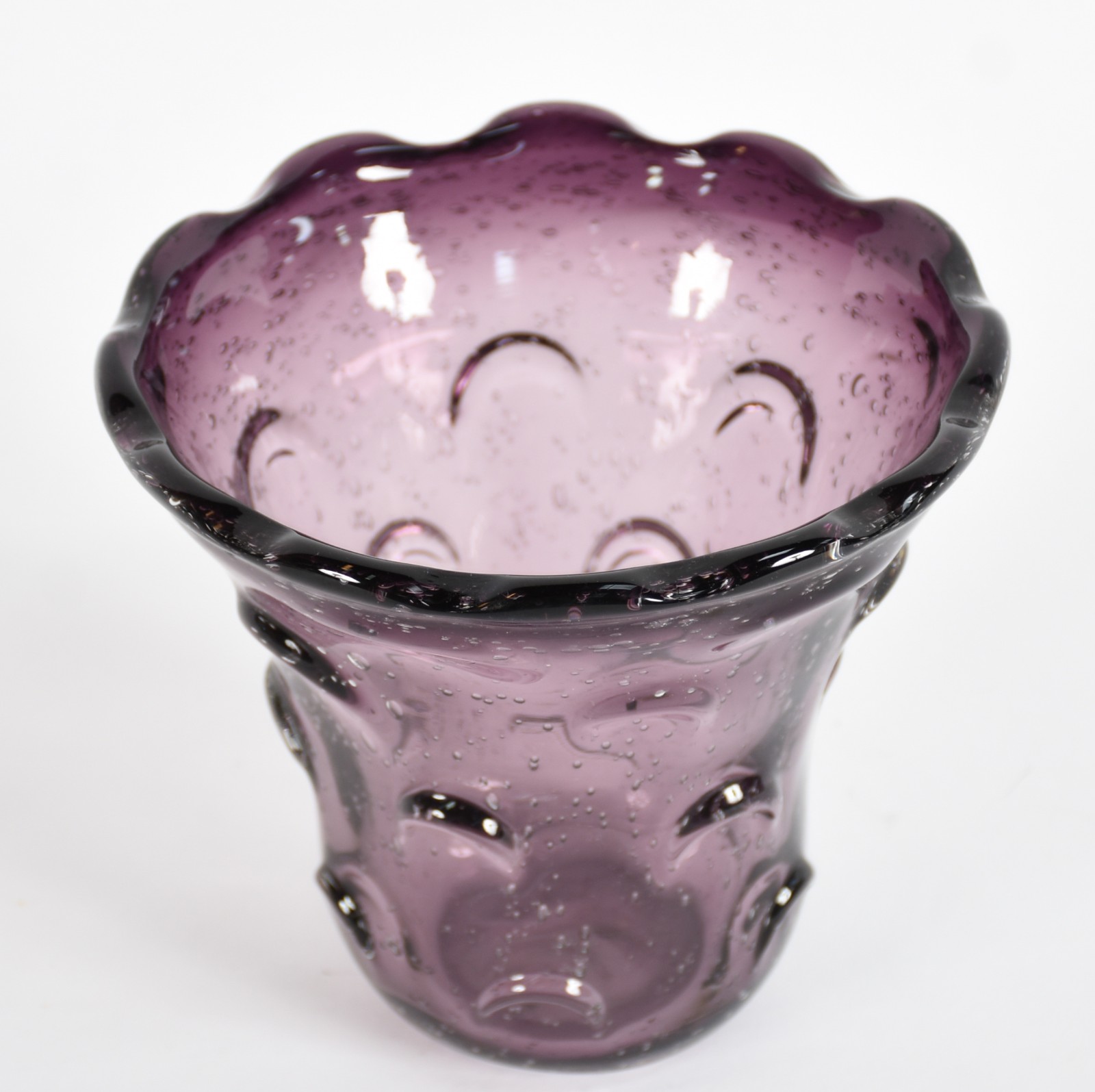 Vaso de vidro decorativo na cor violeta com relevo em gomos no corpo... - foto 2 de 3